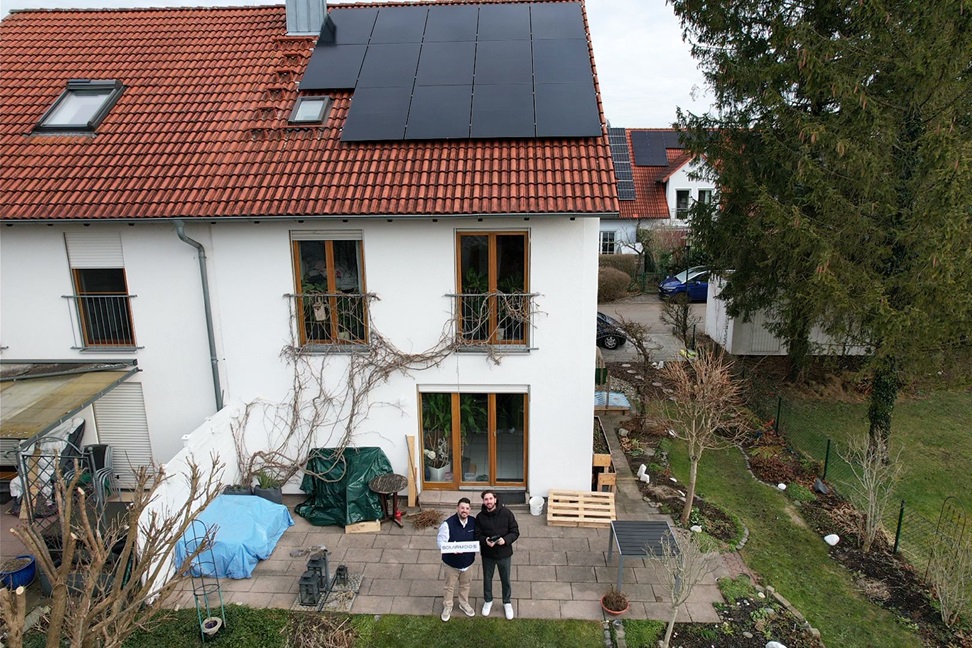 Solarmoos Kunde Susanne M. vor dem Haus